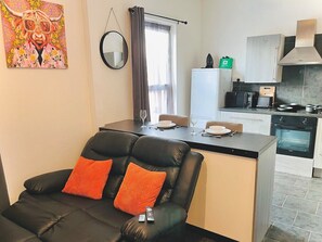 Living area - Ideal pay-as-you-stay 1-bed apartment in Preston (Preston)