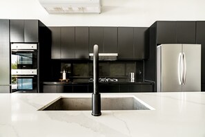 Microondas, horno, placa de cocina y lavavajillas