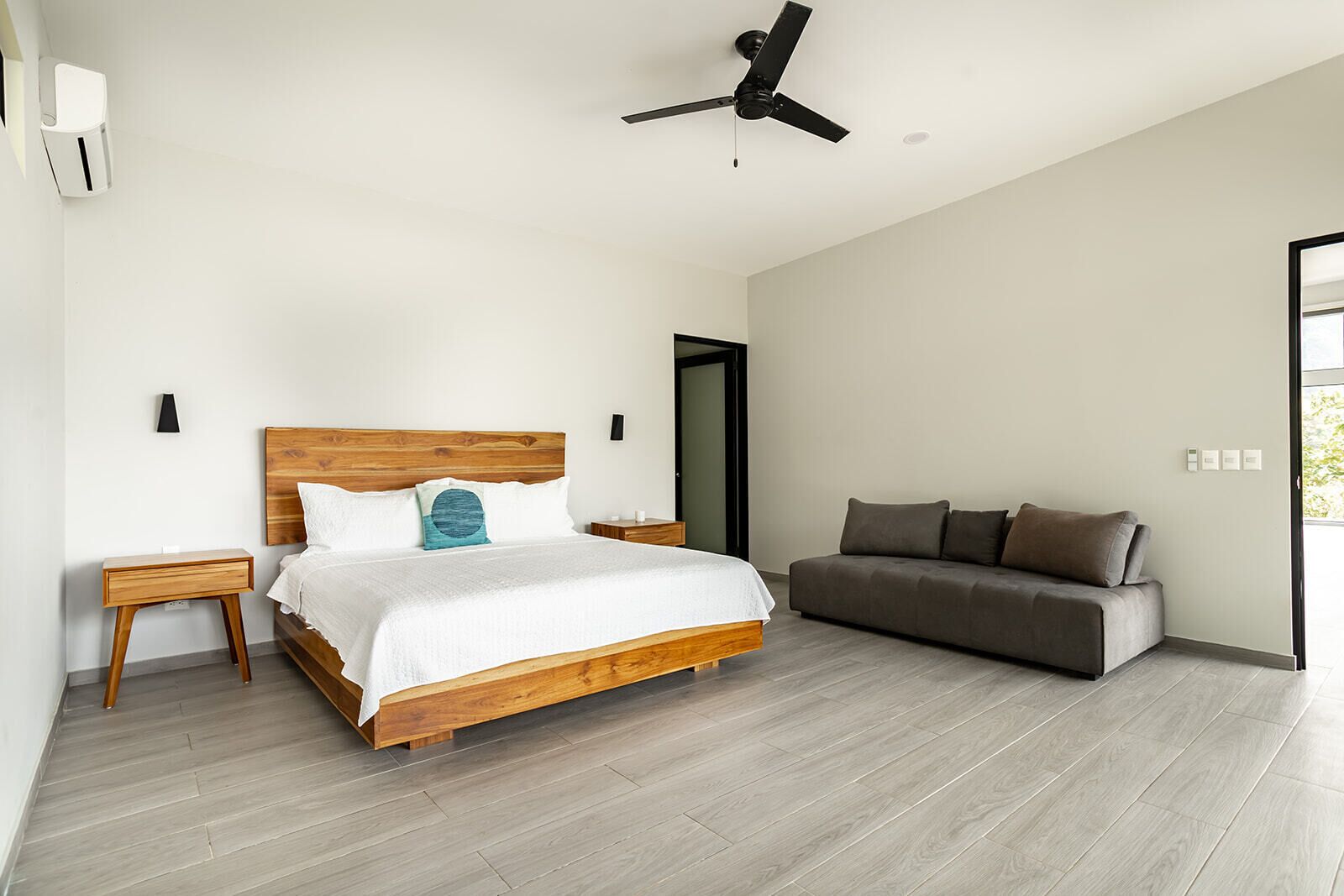 Tabla de planchar con plancha, wifi, ropa de cama