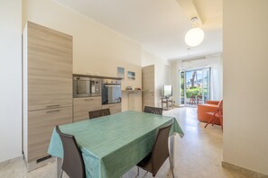 Apartment, 2 Schlafzimmer, Haustiere gestattet, Strandblick | Esszimmer