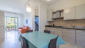 Apartment, 2 Bedrooms, Pets allowed, Beach View | Private kitchen | Fridge, microwave, oven, stovetop