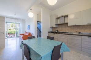 Apartment, 2 Bedrooms, Haiwan Kesayangan Dibenarkan, Beach View | Dapur peribadi | Peti sejuk, ketuhar gelombang mikro, ketuhar, dapur 