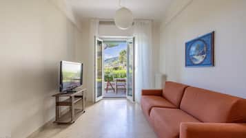 Departamento, 2 habitaciones, se aceptan mascotas, vista a la playa | Área de sala de estar | Televisión de 30 pulgadas con canales vía satélite