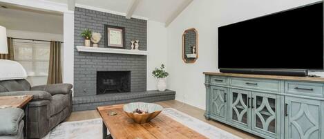 Televisie, een open haard en een kantoor