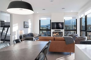 Televisión y chimenea 