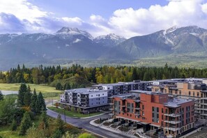 Exterior - The Summit - 3 Bedroom Penthouse|Roof Top Hot Tub (Revelstoke)