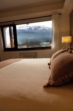 Junior-studiosuite - balkon - bjergudsigt | Pengeskab på værelset, arbejdsområde til bærbare computere