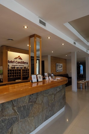 Reception - Hotel Cordillera (El Bolsón)