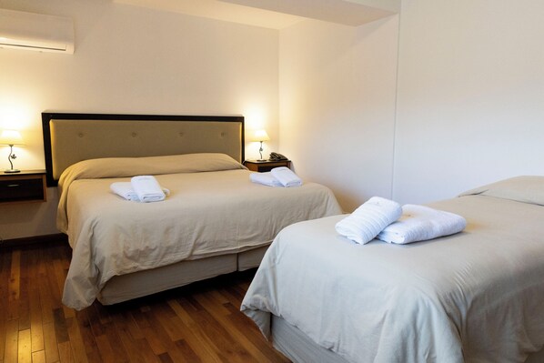 Classic Triple Room | In-room safe, laptop workspace, blackout drapes, free WiFi