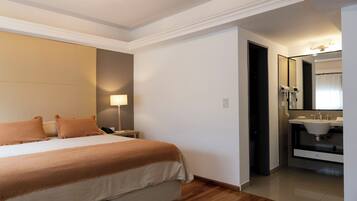 Caja de seguridad en la habitación y espacio para trabajar con laptop