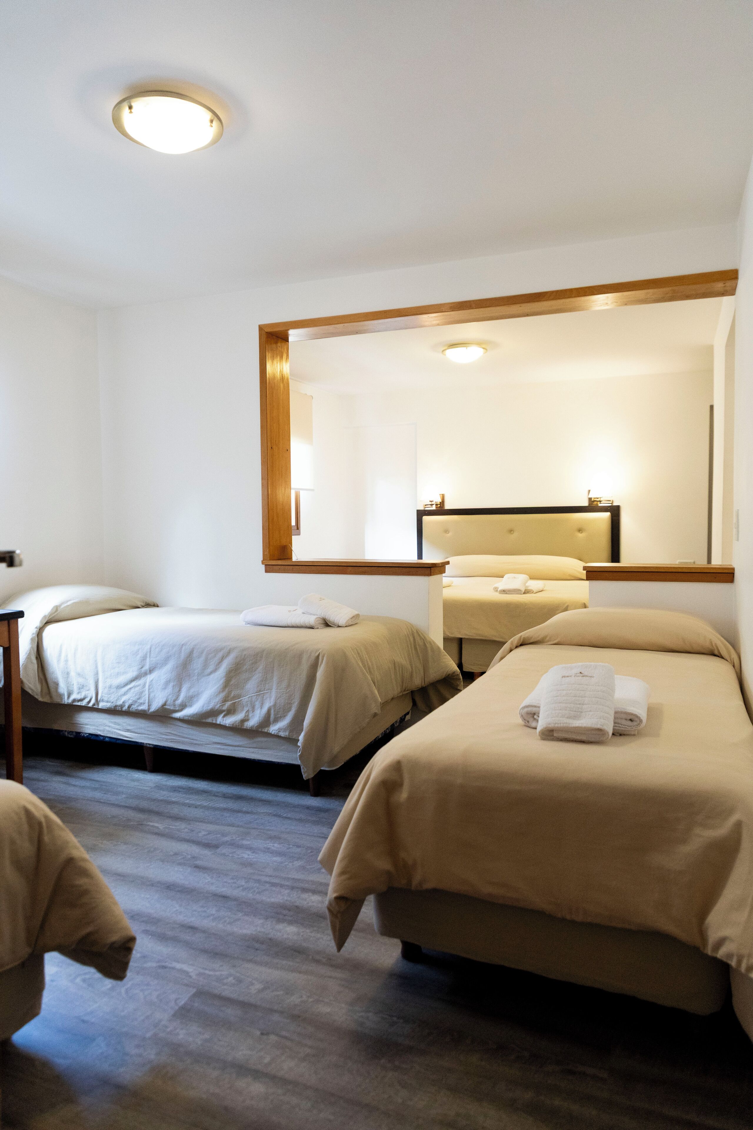 ファミリー 4 人部屋 | セーフティボックス (室内)、ノートパソコン用作業スペース、遮光カーテン、WiFi (無料)