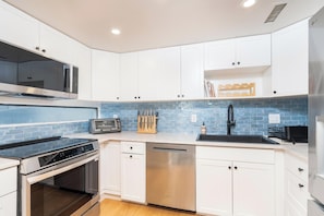 Coffee/tea maker, fridge, microwave, oven - NEW Throughout, Lux Finishes, Walk to Ski, Market, Hot Tub, Parking, Views (Telluride)