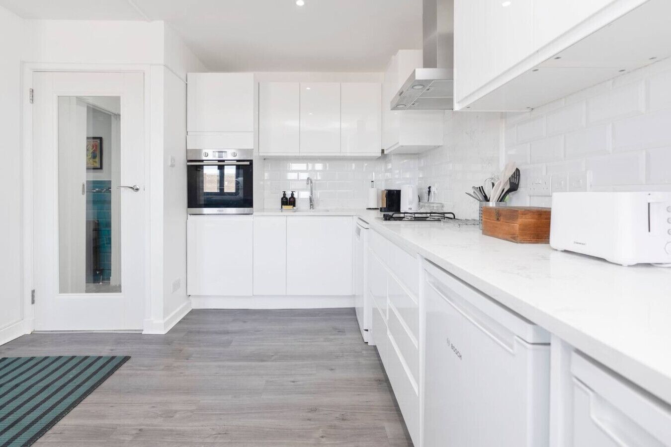 Réfrigérateur, four, plaque de cuisson, lave-vaisselle