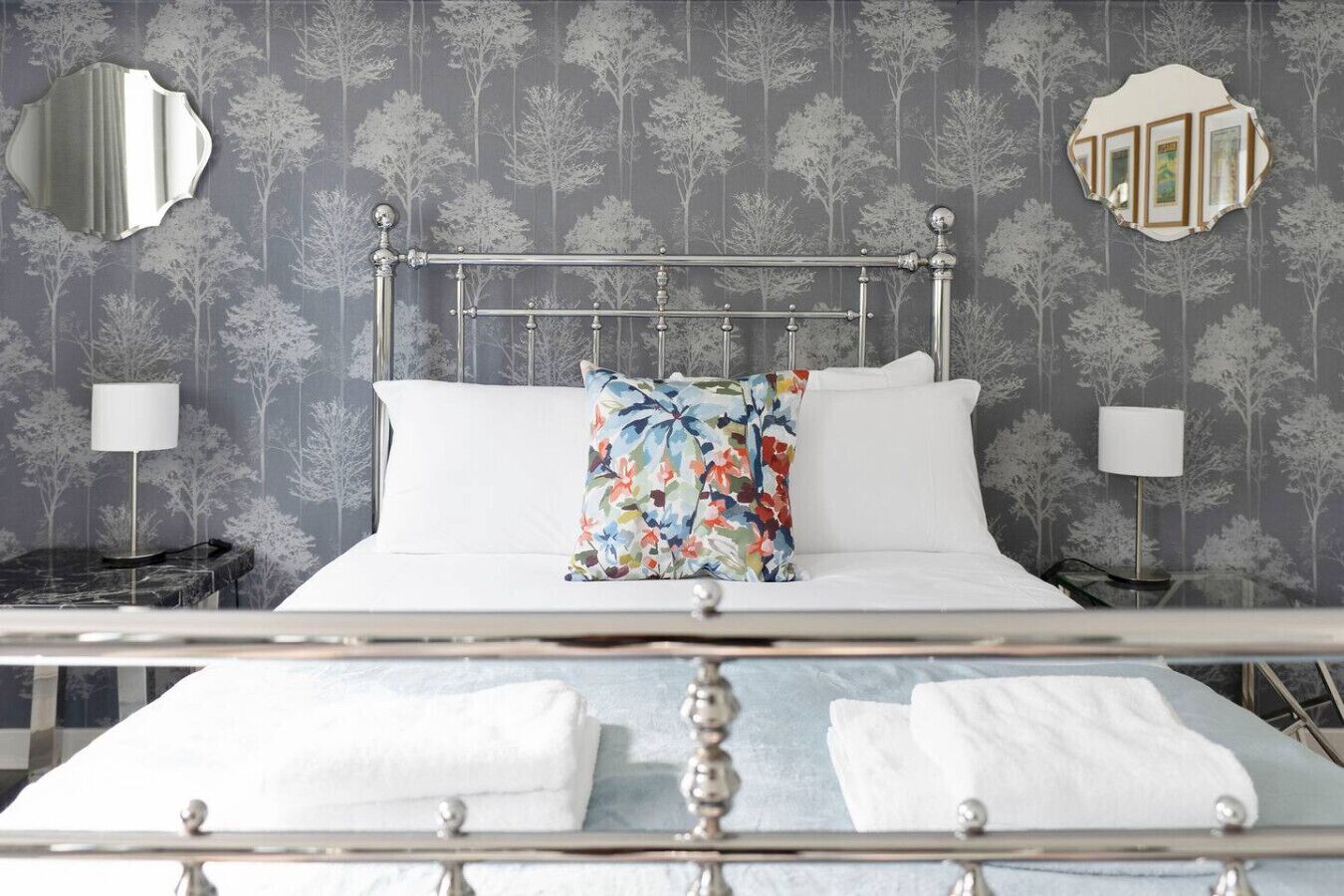 Bureau, fer et planche à repasser, Wi-Fi, draps fournis