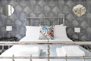 Een bureau, een strijkplank/strijkijzer, wifi, beddengoed