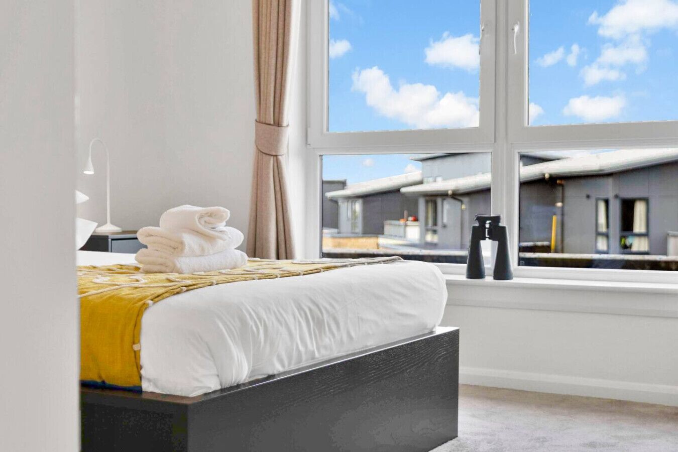 Työpöytä, silitysrauta/-lauta, vauvan matkasänky, Wi-Fi