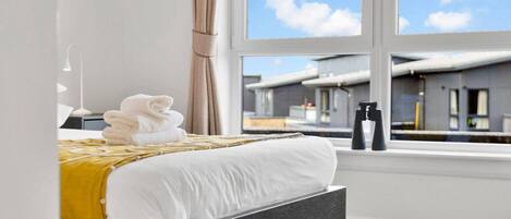 Työpöytä, silitysrauta/-lauta, vauvan matkasänky, Wi-Fi