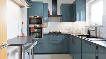 Kjøleskap, mikrobølgeovn, ovn og kokeplater