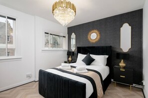 Iron/ironing board, travel cot, WiFi, bed sheets - Royal Mile Retreat Edinburgh (Edinburgh)