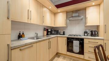 Fridge, oven, stovetop, dishwasher