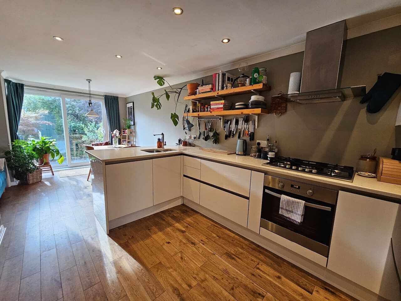 Geschirrspüler, Wasserkocher mit Kaffee-/Teezubehör