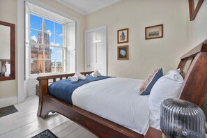 Desk, iron/ironing board, travel cot, WiFi - Charming Central Stay (Edinburgh)