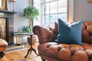 TV - Charming Central Stay (Edinburgh)