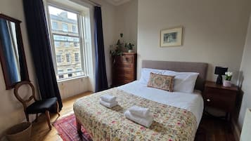 Een bureau, een strijkplank/strijkijzer, reisbedje, wifi