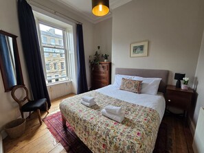 Een bureau, een strijkplank/strijkijzer, reisbedje, wifi