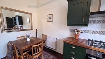 Kühlschrank, Mikrowelle, Herdplatte, Geschirrspüler