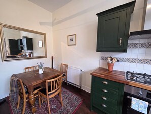 Een koelkast, een microgolfoven, een kookplaat, een vaatwasser