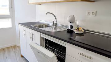 Microondas, horno, parrilla de estufa y lavavajillas