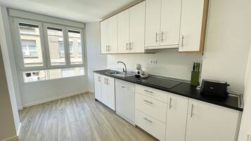 Een microgolfoven, een oven, een kookplaat, een vaatwasser