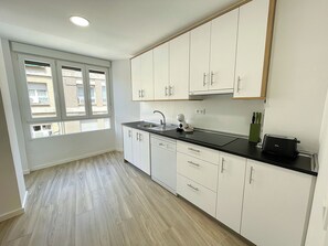 Microondas, horno, placa de cocina y lavavajillas