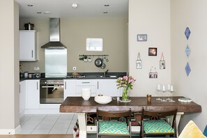 Private kitchen - Entire 2 bedroom flat in Queen's Park, London (London)