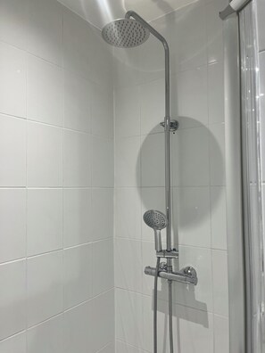 Sèche-cheveux, serviettes fournies, papier toilette