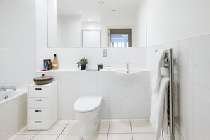 Hair dryer, towels, toilet paper - Entire 2 bedroom flat in Queen's Park, London (London)
