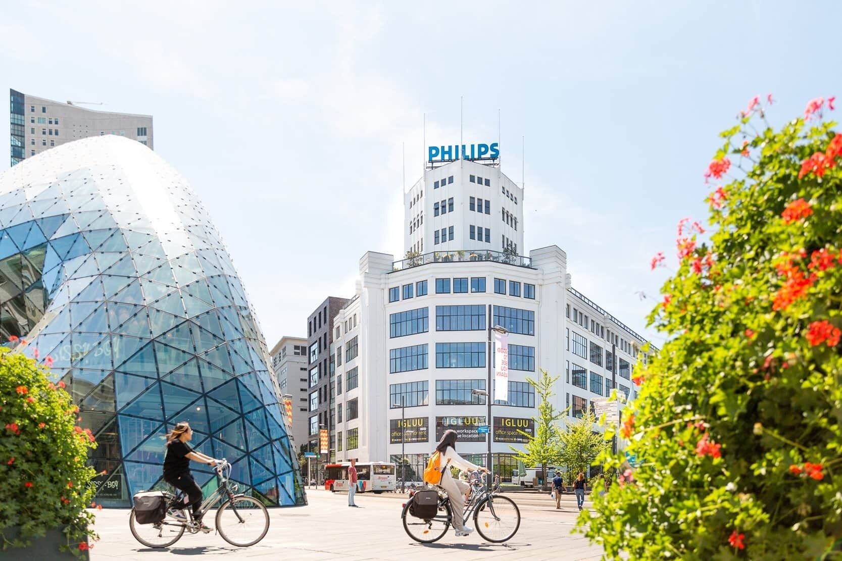Un edificio moderno con fachada de vidrio y un letrero Philips bien visible.