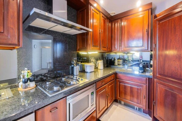 Jääkaappi, mikroaaltouuni, uuni, liesi