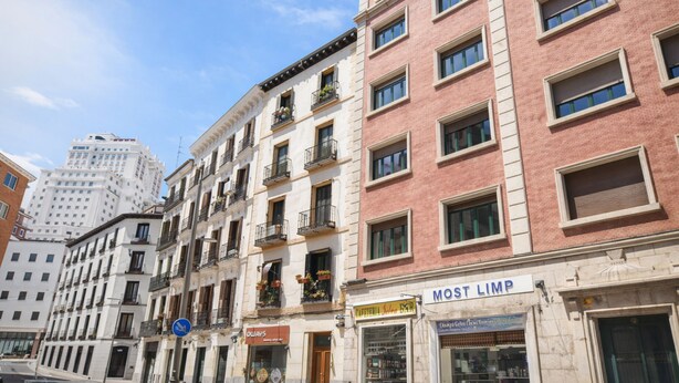 A multi-story building with a bar named 'MOST LIMP' on the ground floor. - Central Flat Next to Gran V a Work or Study (Madrid)