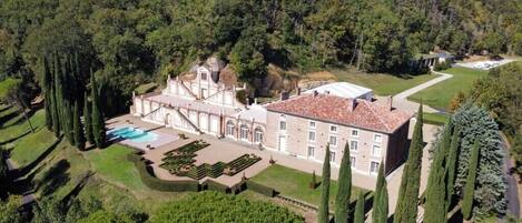 Vista frontal de la propiedad