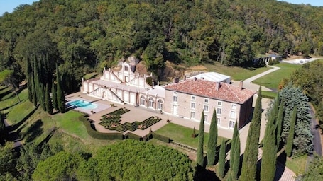 Front of property. Château de Roques