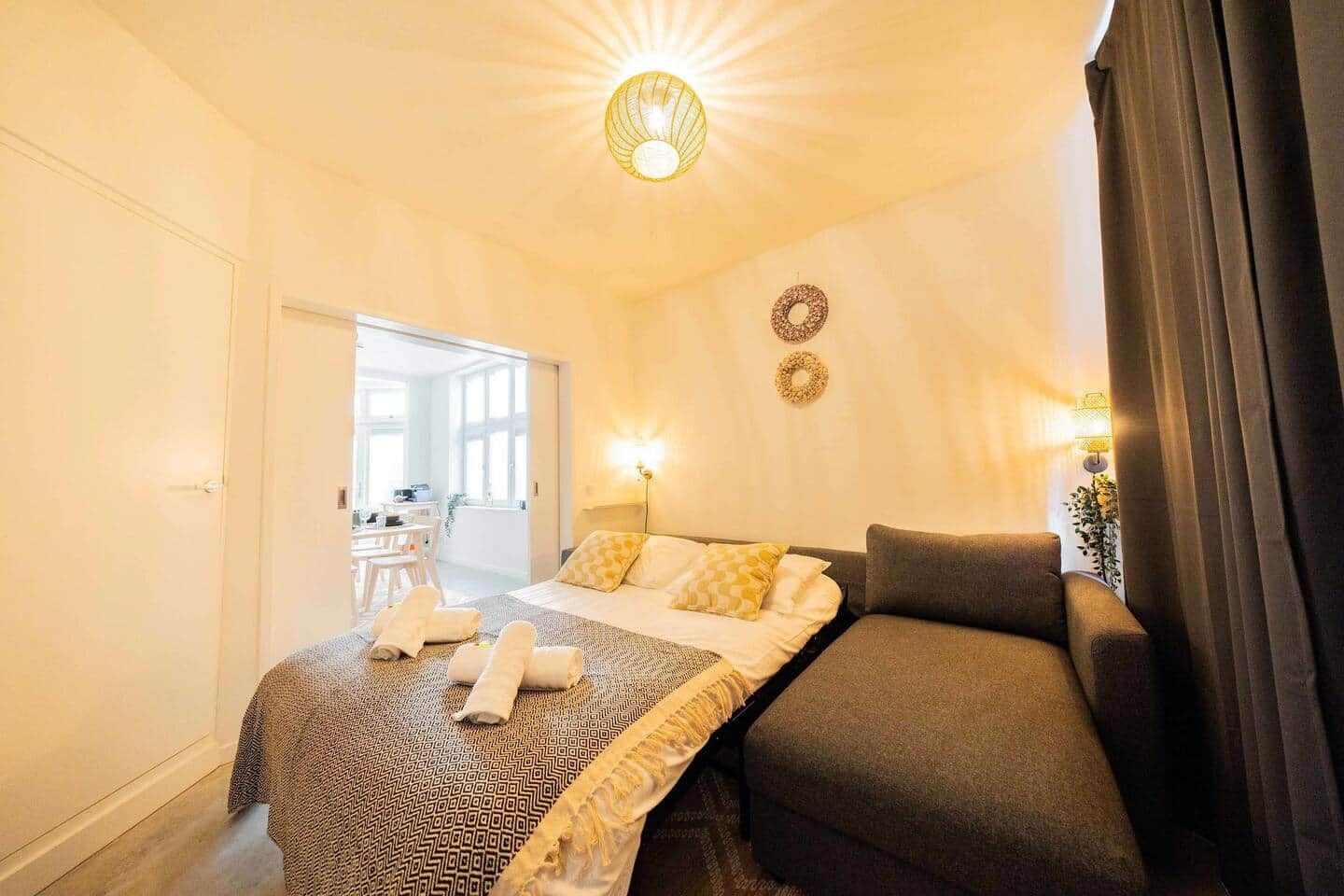 Ein Hotelzimmer mit Bett, Sofa, Schreibtisch und Stuhl.