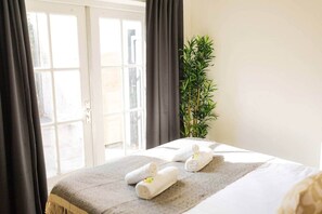 Iron/ironing board, WiFi, bed sheets - Urban Luxe 70m2 Three-Bedroom Apartment GB-62 (Eindhoven)