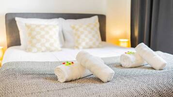 Een strijkplank/strijkijzer, wifi, beddengoed