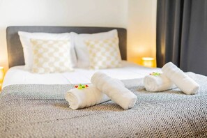 Tabla de planchar con plancha, wifi y ropa de cama 