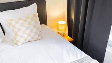 Tabla de planchar con plancha, wifi y ropa de cama