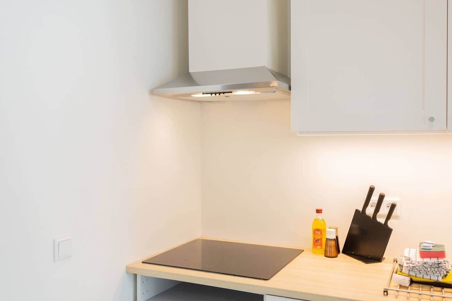 Frigorífico, microondas, horno y placa de cocina