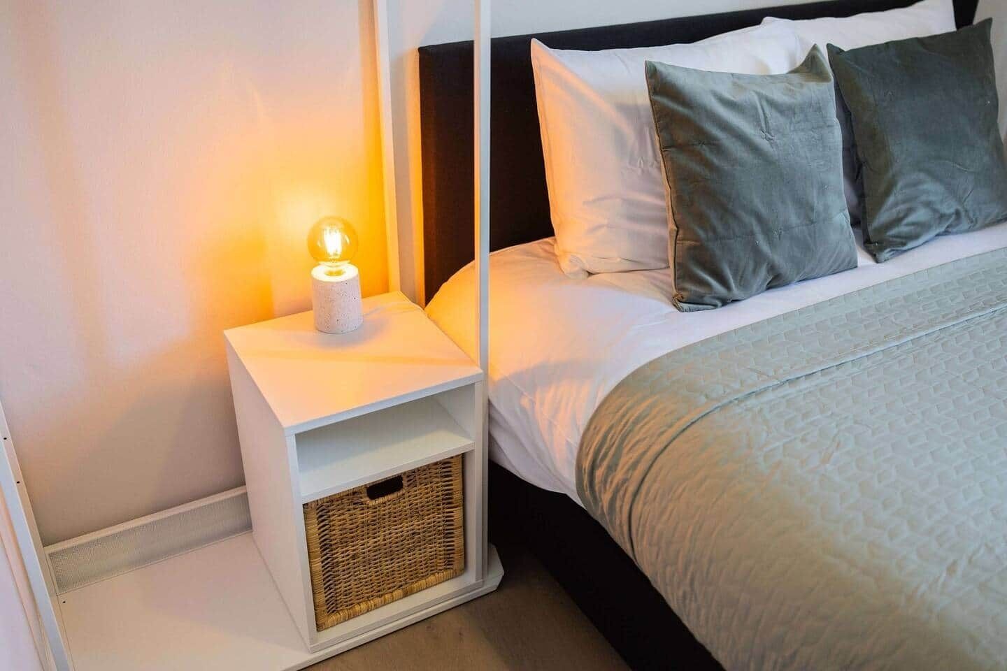 Een strijkplank/strijkijzer, wifi, beddengoed