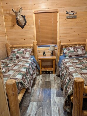 2 bedrooms, travel cot, free WiFi, bed sheets